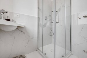 Douche, séchoir à cheveux, serviettes fournies, shampooing