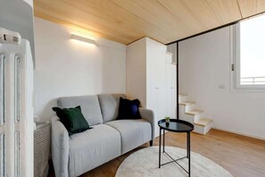 TV, offices - Cozy Penthouse with Stunning View & Balcony (Milano)