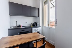 Køleskab, kogeplade, kaffe-/temaskine, køkkentøj/tallerkener/redskaber