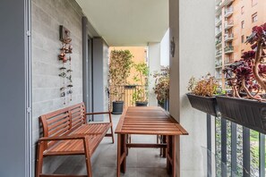 Outdoor dining - City oasis, with terrace and swimming pool (Milano)