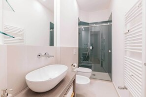 Dusche, Haartrockner, Handtücher