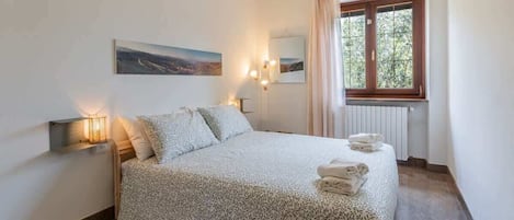 4 habitaciones, tabla de planchar con plancha, wifi y ropa de cama