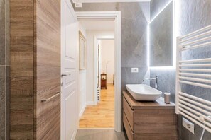 Douche, séchoir à cheveux, serviettes fournies