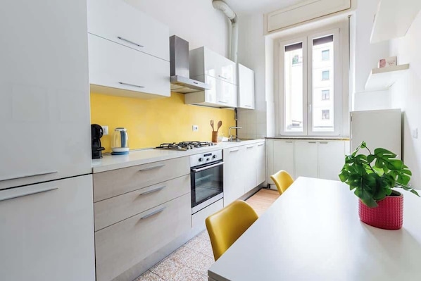 Réfrigérateur, un four, surface de cuisson, lave-vaisselle