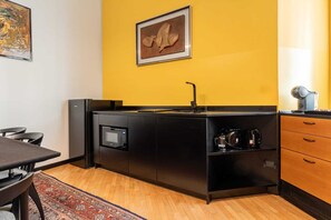 Kjøleskap, mikrobølgeovn, ovn og kokeplater