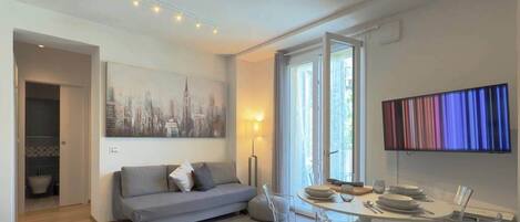 Una televisión, una oficina