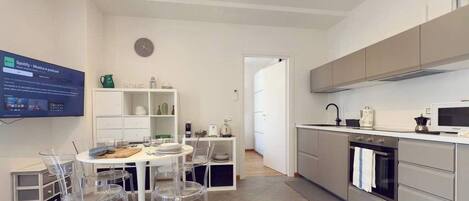 Refrigerador, cafetera y tetera y utensilios de cocina