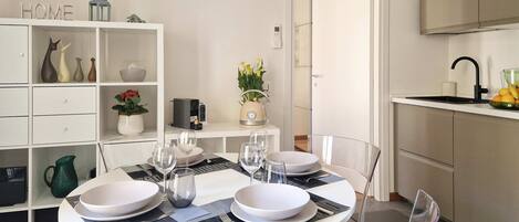 Refrigerador, cafetera y tetera y utensilios de cocina