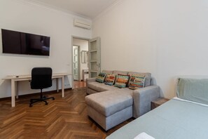 1 habitación, escritorio, tabla de planchar con plancha y wifi 