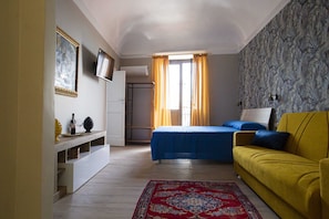 TV, offices - Casa Tilia, Charm by the Old Town, with Private Parking (Catania)