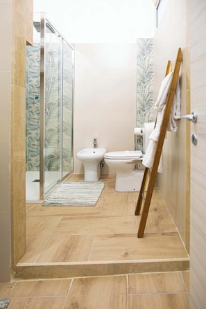 Shower, hair dryer, towels, shampoo - Casa Tilia, Charm by the Old Town, with Private Parking (Catania)