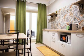 Jääkaappi, mikroaaltouuni, liesi, kahvin-/teenkeitin
