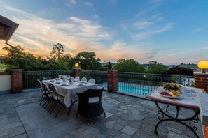 Outdoor dining - Ca' Vecchia, private padel & pool (Province of Alessandria)