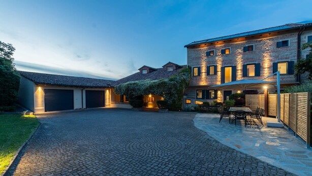 A spacious driveway leading to a two-story house with a covered patio area. - Ca' Vecchia, private padel & pool (Province of Alessandria)