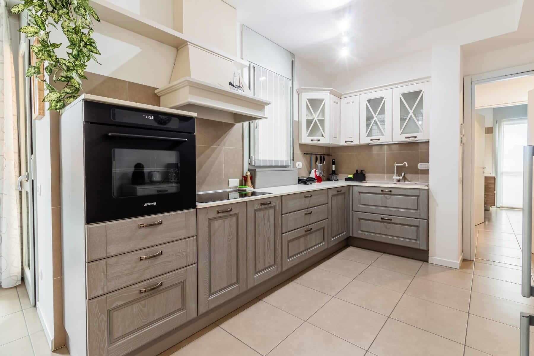 Frigorifero, microonde, forno, piano cottura