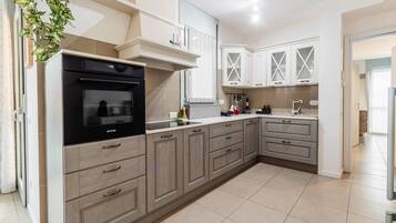 Frigorifero, microonde, forno, piano cottura