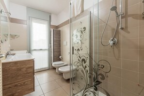 Douche, sèche-cheveux, serviettes fournies