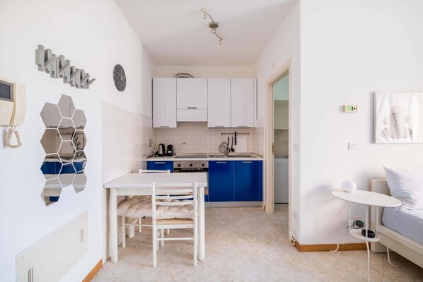 Fridge, oven, stovetop, dishwasher - Savena Terrace Apartment, in the heart of San Lazzaro (San Lazzaro di Savena)