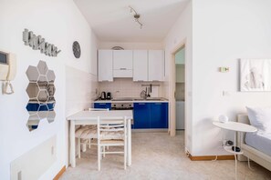 Cafetera y tetera, refrigerador, horno y parrilla de estufa
