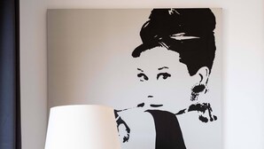 A room with a modern lamp, a wall-mounted air conditioner, and a framed artwork. - Savena Terrace Apartment, in the heart of San Lazzaro (San Lazzaro di Savena)