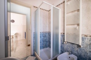 Shower, hair dryer, towels, shampoo - Savena Terrace Apartment, in the heart of San Lazzaro (San Lazzaro di Savena)