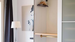 A hotel room with a bed, a bedside lamp, a shower area, and a wardrobe. - Savena Terrace Apartment, in the heart of San Lazzaro (San Lazzaro di Savena)