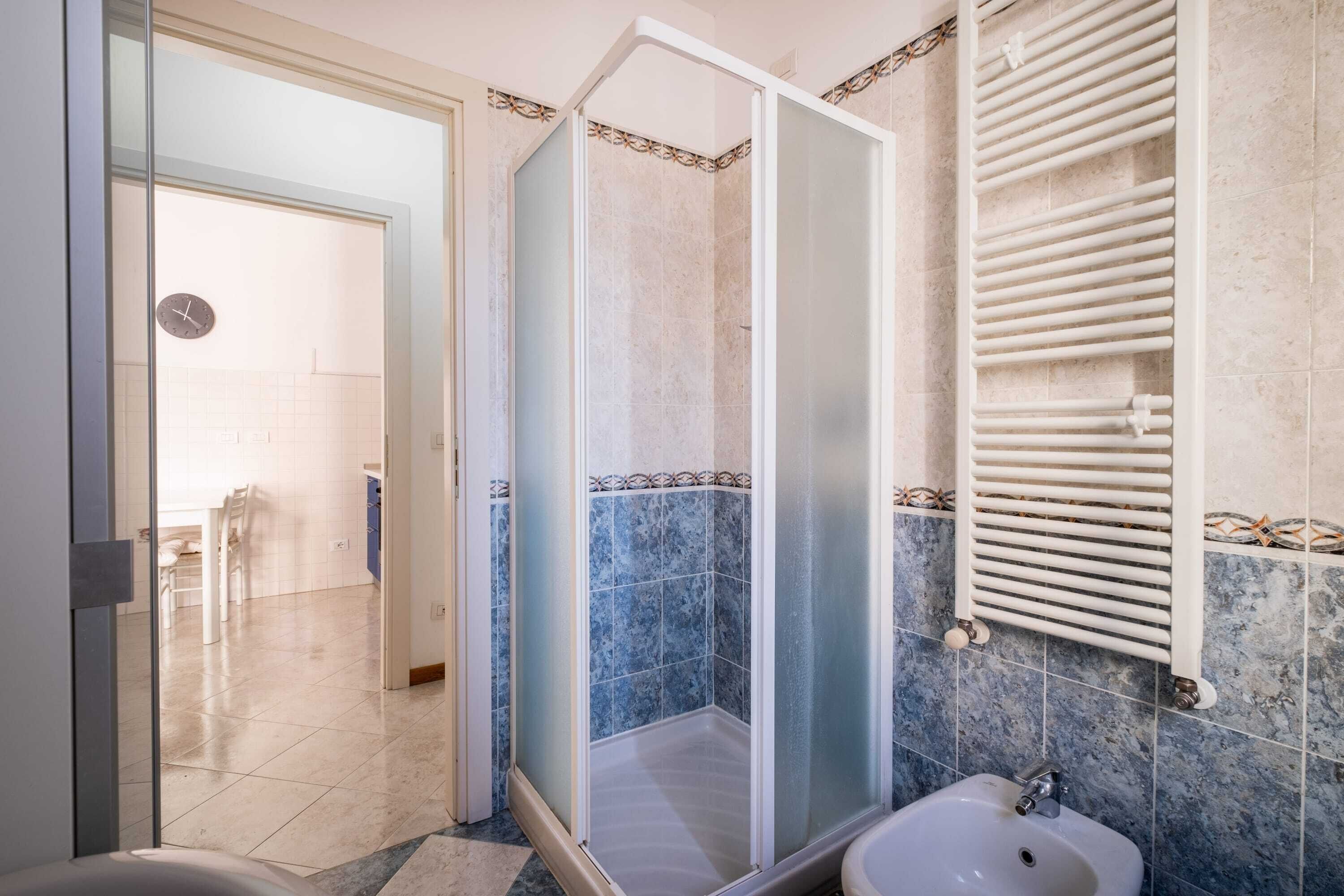 Dusche, kostenlose Toilettenartikel, Haartrockner, Handtücher