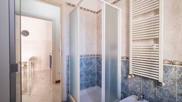 Dusche, kostenlose Toilettenartikel, Haartrockner, Handtücher