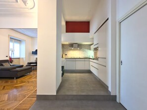 ثلاجة، ميكروويف، فرن، موقد طهي مسطح