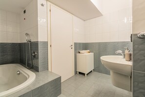 Een douche, een haardroger, handdoeken