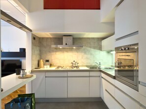 Kühlschrank, Mikrowelle, Ofen, Herdplatte