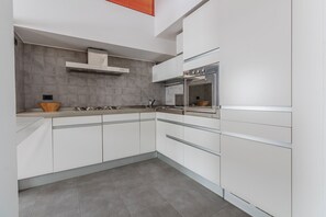 Frigorífico, microondas, horno y placa de cocina