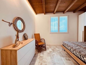 1 bedroom, desk, WiFi, bed sheets
