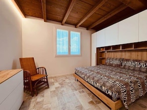 1 bedroom, desk, WiFi, bed sheets