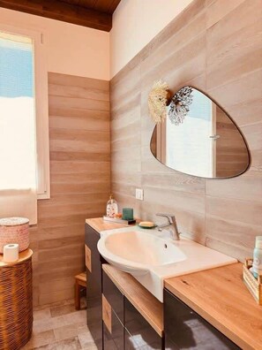 Shower, hair dryer, towels, shampoo