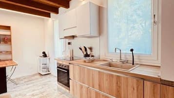 Frigorifero, microonde, forno, piano cottura