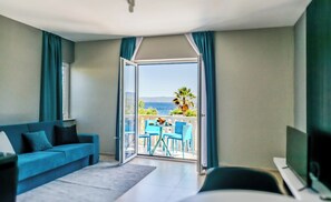 Premium Apartment, Balcony, Sea View | Peralatan tempat tidur premium, kalis bunyi, katil bayi mudah alih 