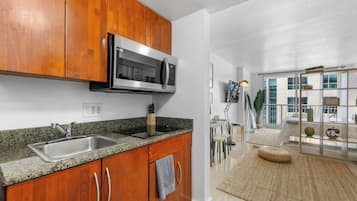 Kjøleskap, mikrobølgeovn, kokeplater og kaffetrakter/tekoker