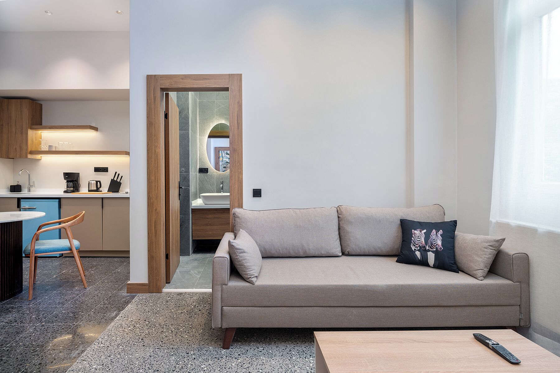 Appartement Supérieur | Coin séjour | TV connectée de 43 pouces avec chaînes numériques, Netflix, Hulu