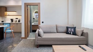 Un salon moderne avec un canapé, une table basse et une télécommande.