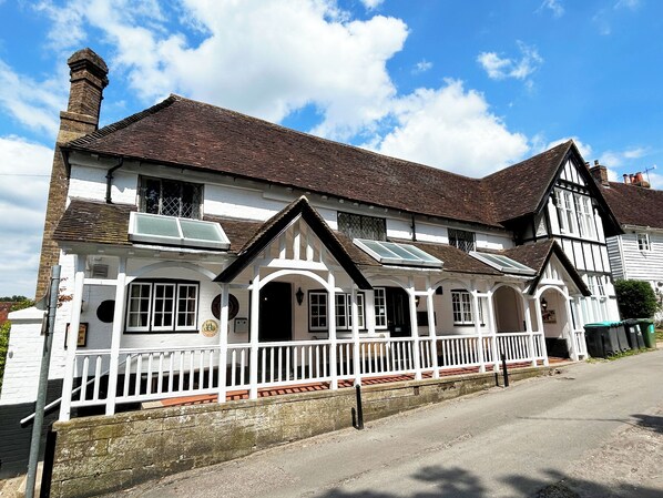 Exterior - The Bear Inn (Hartfield)