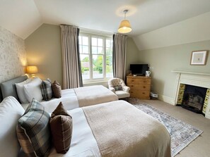 Twin Room - The Bear Inn (Hartfield)