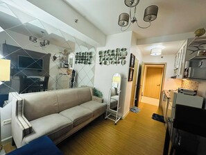 Living area - Affordable stays in taguig near bgc (Taguig)