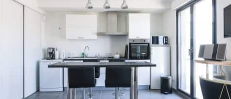Réfrigérateur, micro-ondes, four, plaque de cuisson