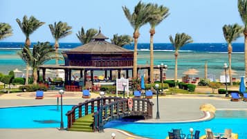 3 Außenpools, geöffnet von 08:00 Uhr bis 18:00 Uhr, Sonnenschirme