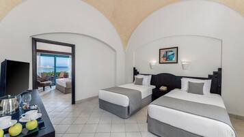 Familienzimmer, Balkon, Poolblick | Bettwäsche aus ägyptischer Baumwolle, hochwertige Bettwaren, Minibar