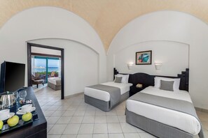 家庭客房, 陽台, 泳池景觀 | 埃及棉床單、高級寢具、迷你吧、客房內保險箱