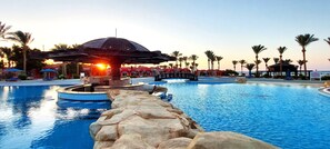 3 座室外游泳池，開放時間為 08:00 至 18:00，提供泳池遮陽傘和日光浴躺椅