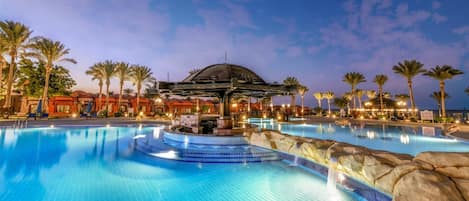 3 piscines extérieures, parasols de plage, chaises longues