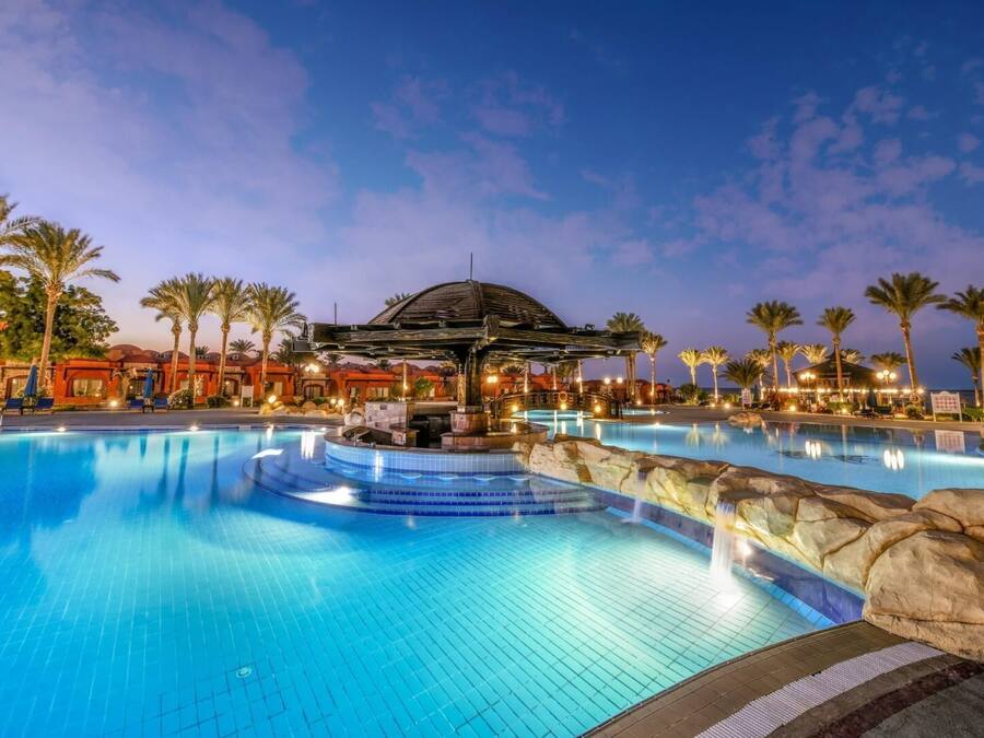 3 buitenzwembaden, parasols bij het zwembad en ligstoelen